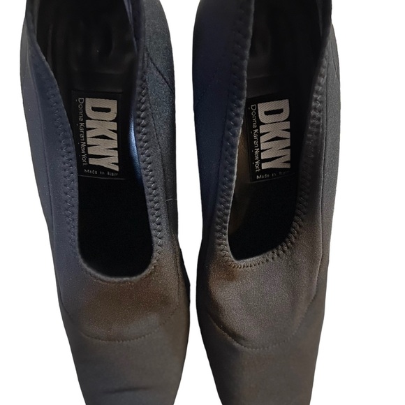 DKNY Vero Cuoio 9 1/2 B women’s black stretchy fabric Italian pumps - Picture 9 of 10